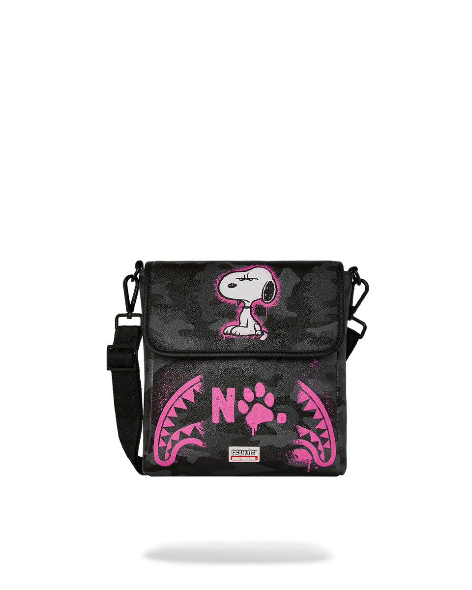 sprayground/スヌーピーメッセンジャースリングショルダーバッグ 新品 Sprayground PEANUTS SNOOPY PINK STENCIL MESSENGER SLING
