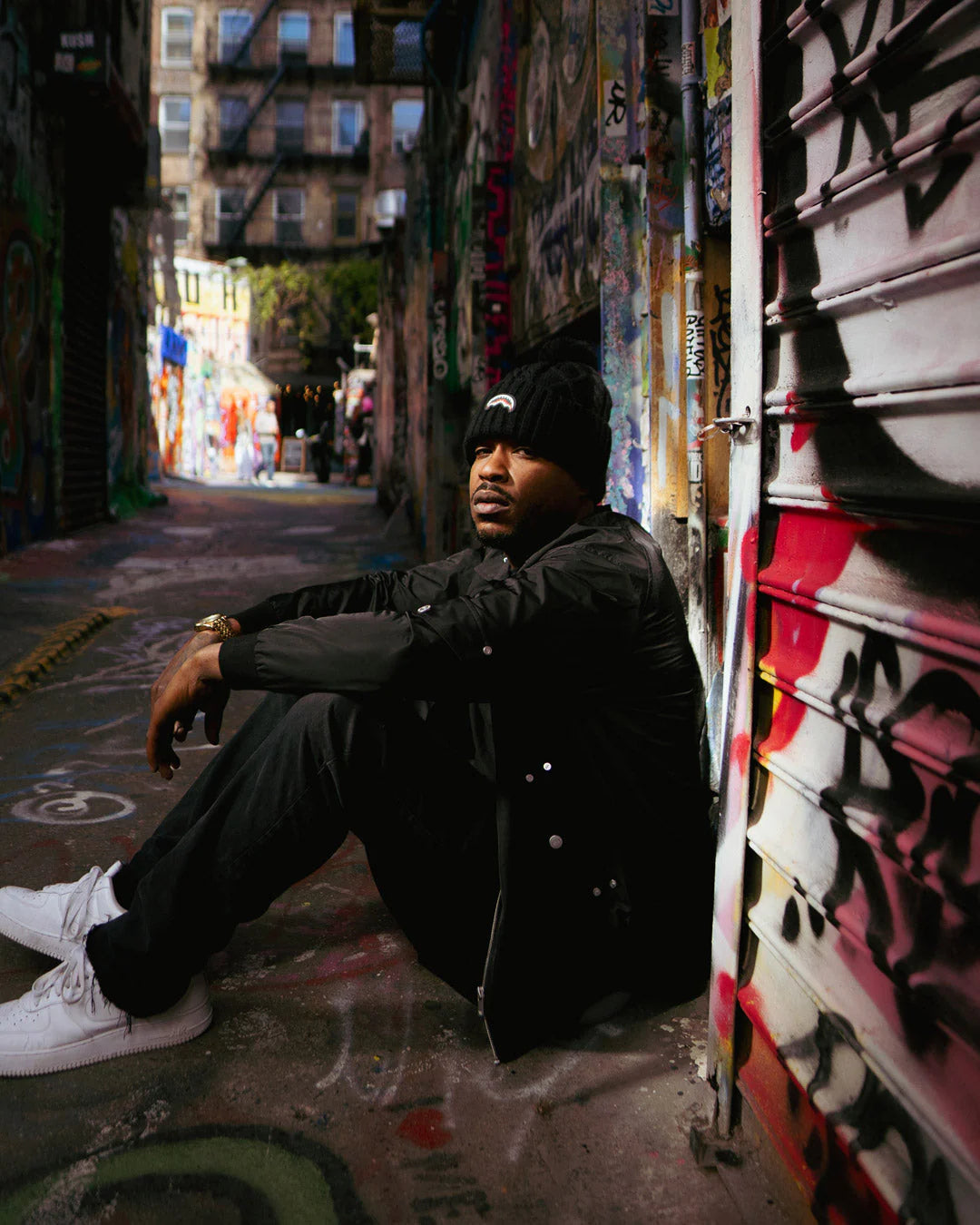 BLACK KNIT PUFF BEANIE