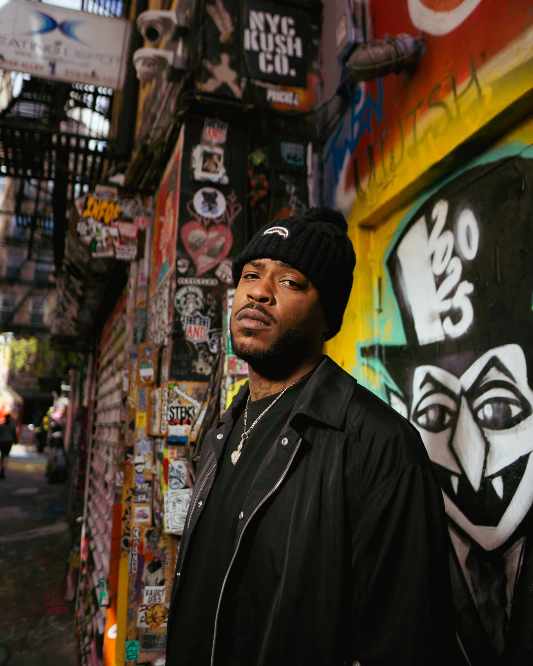 BLACK KNIT PUFF BEANIE