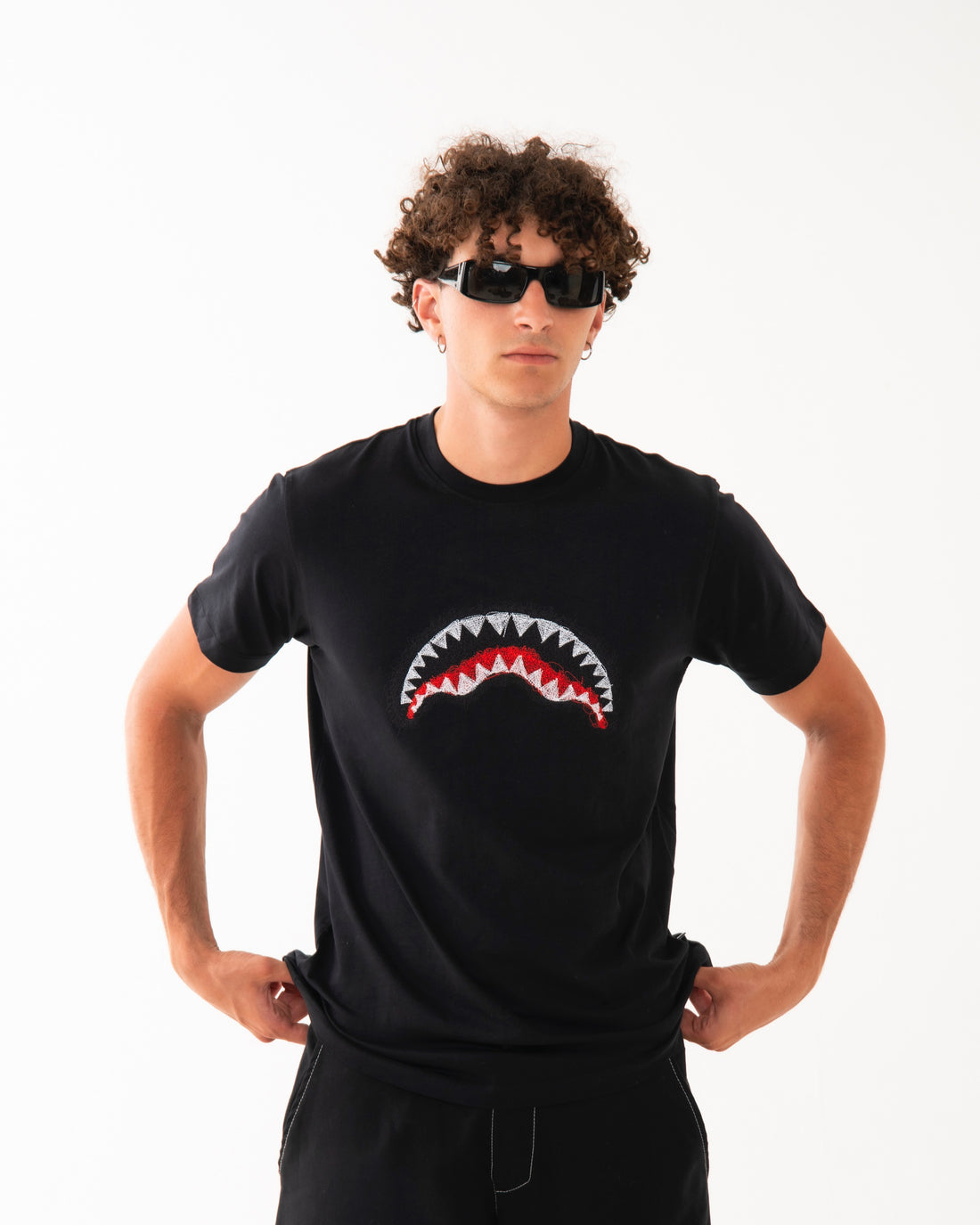 SCRIBBLE EMBROIDERY SHARK REG T-SHIRT BLK