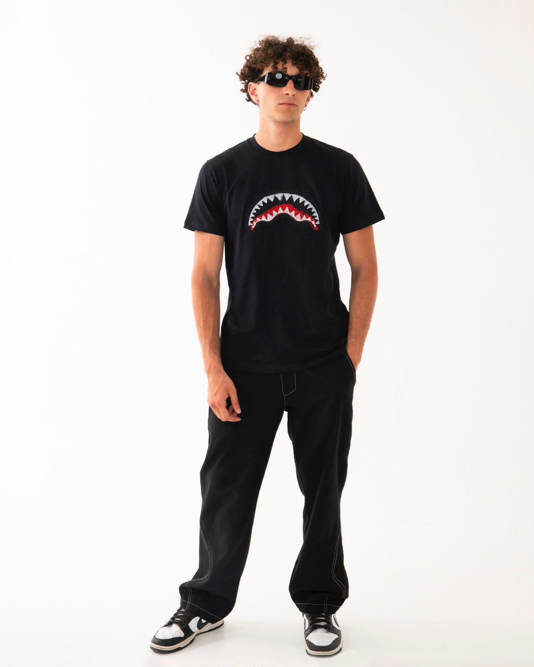 SCRIBBLE EMBROIDERY SHARK REG T-SHIRT BLK
