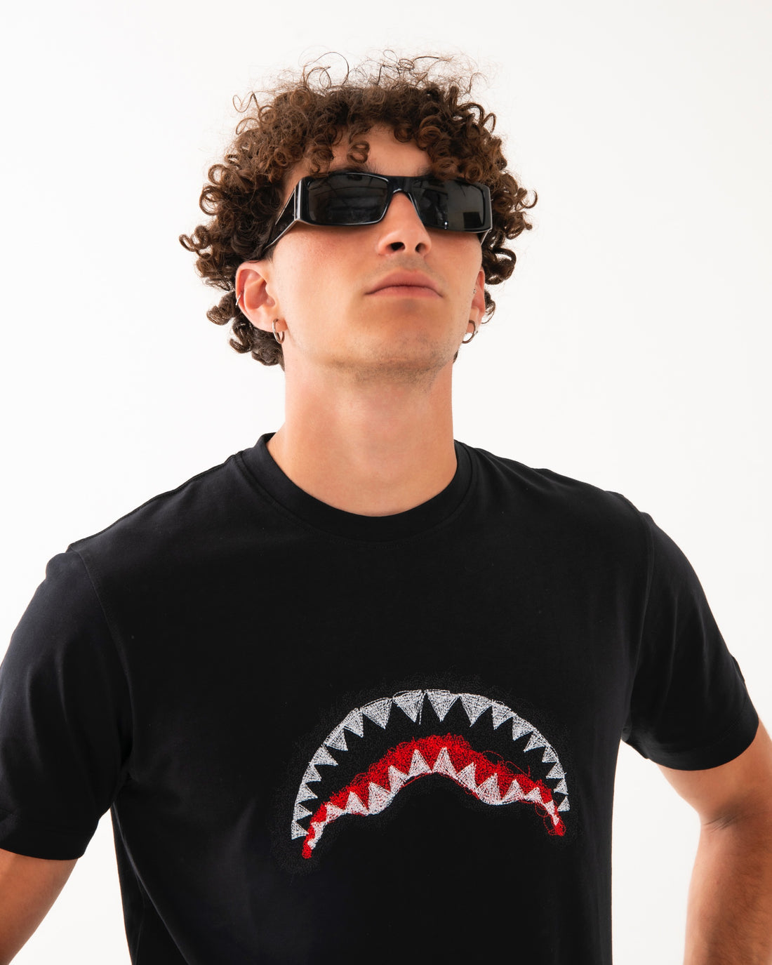 SCRIBBLE EMBROIDERY SHARK REG T-SHIRT BLK