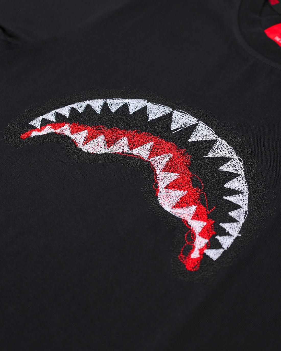 SCRIBBLE EMBROIDERY SHARK REG T-SHIRT BLK