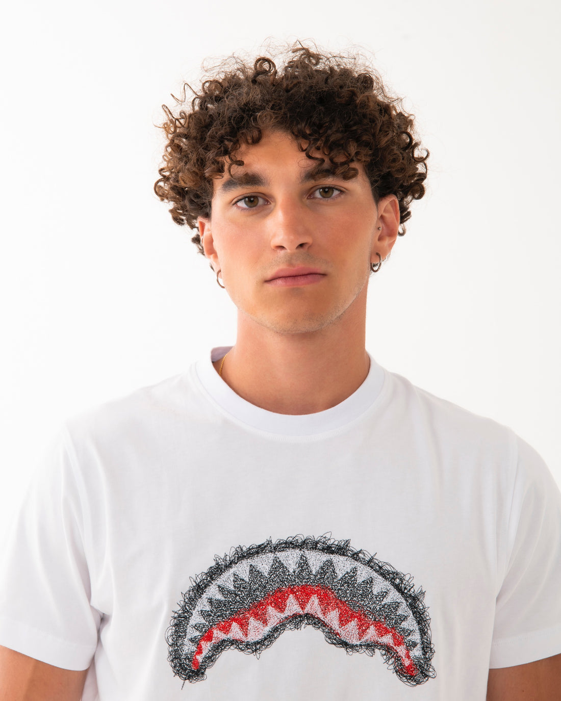 SCRIBBLE EMBROIDERY SHARK REG T-SHIRT WHT