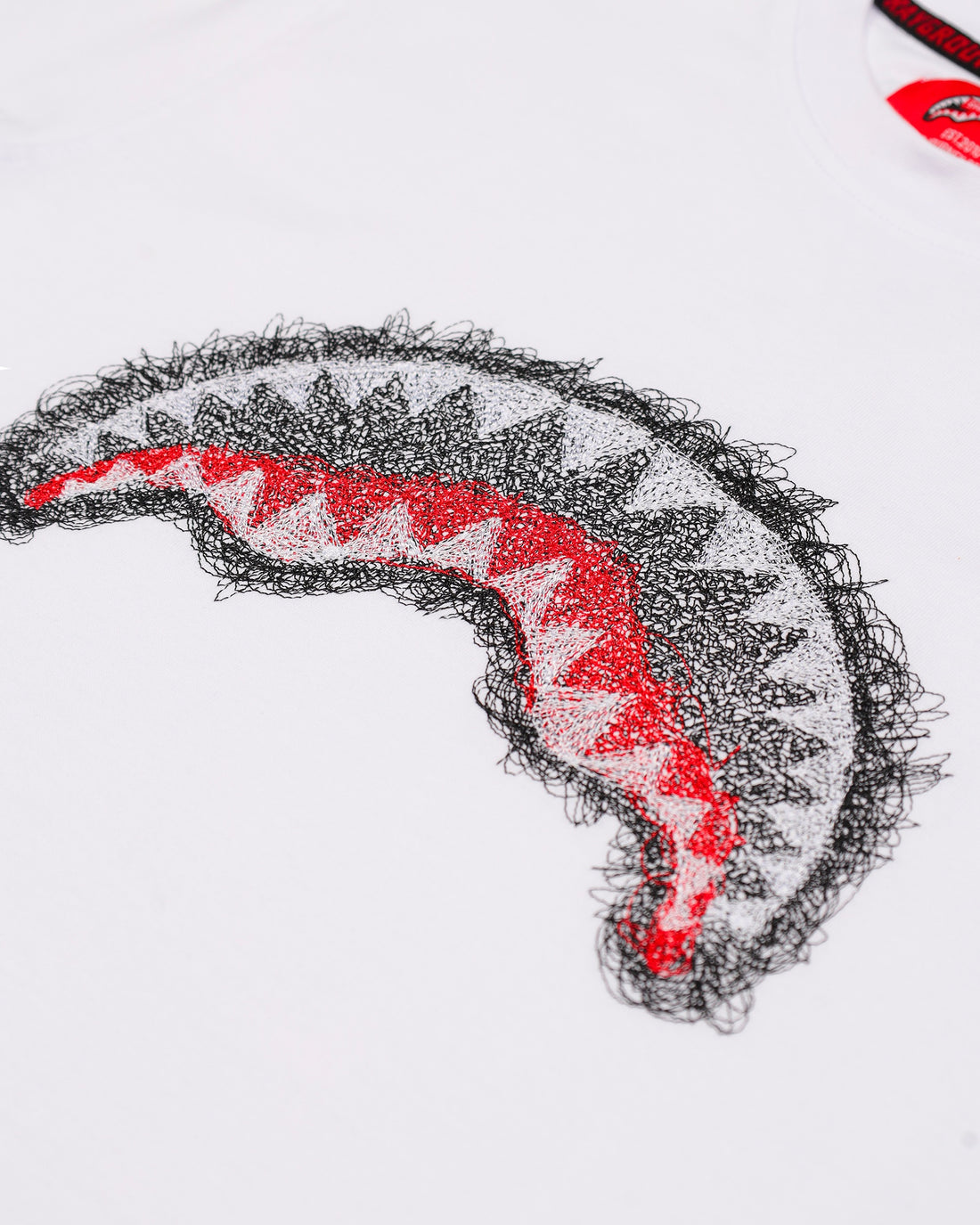 SCRIBBLE EMBROIDERY SHARK REG T-SHIRT WHT