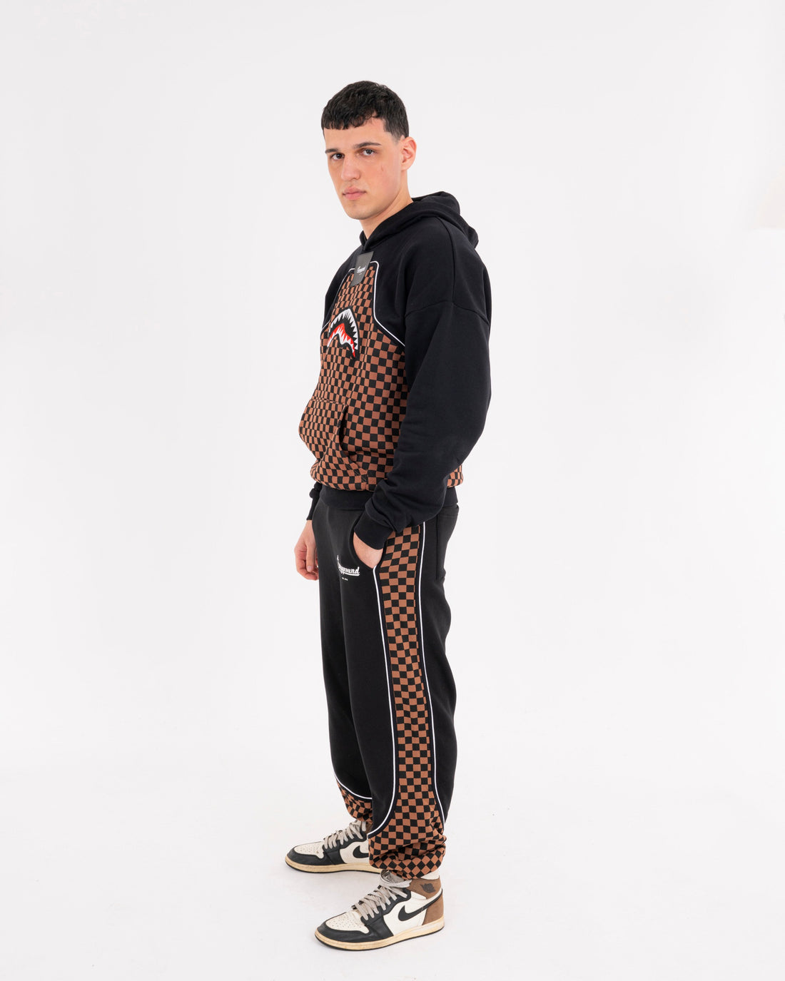 CHECKERED CONTRAST OVER PANTS