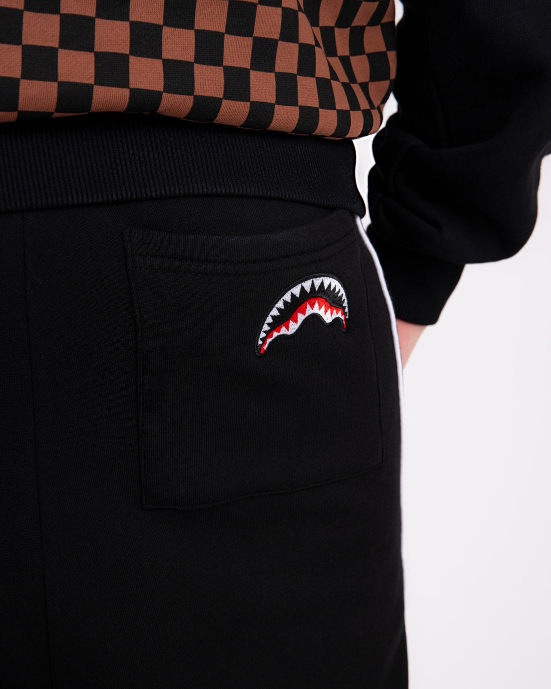 CHECKERED CONTRAST OVER PANTS