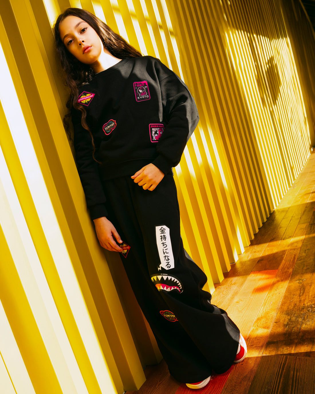 SHARK IN JAPAN OVER CREWNECK BLACK