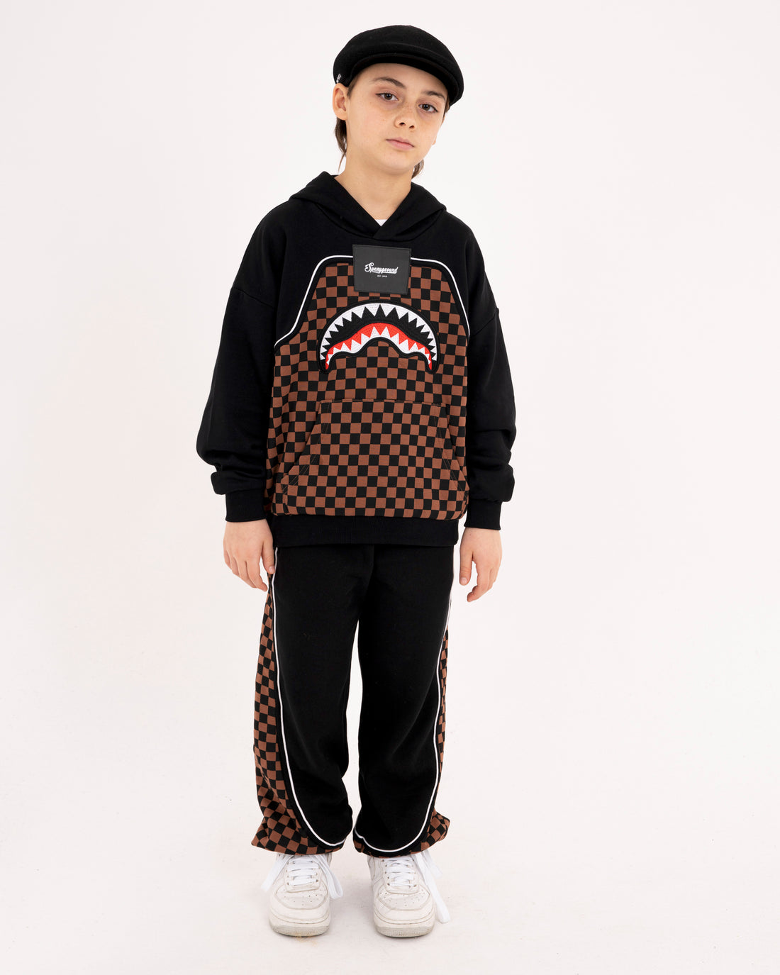 CHECKERED CONTRAST OVER PANTS