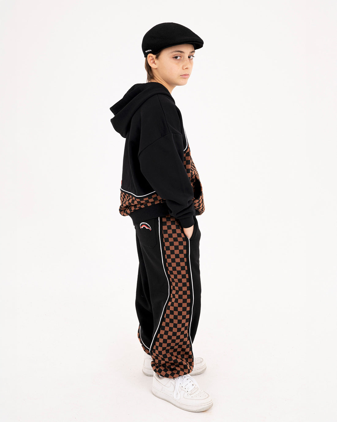 CHECKERED CONTRAST OVER PANTS