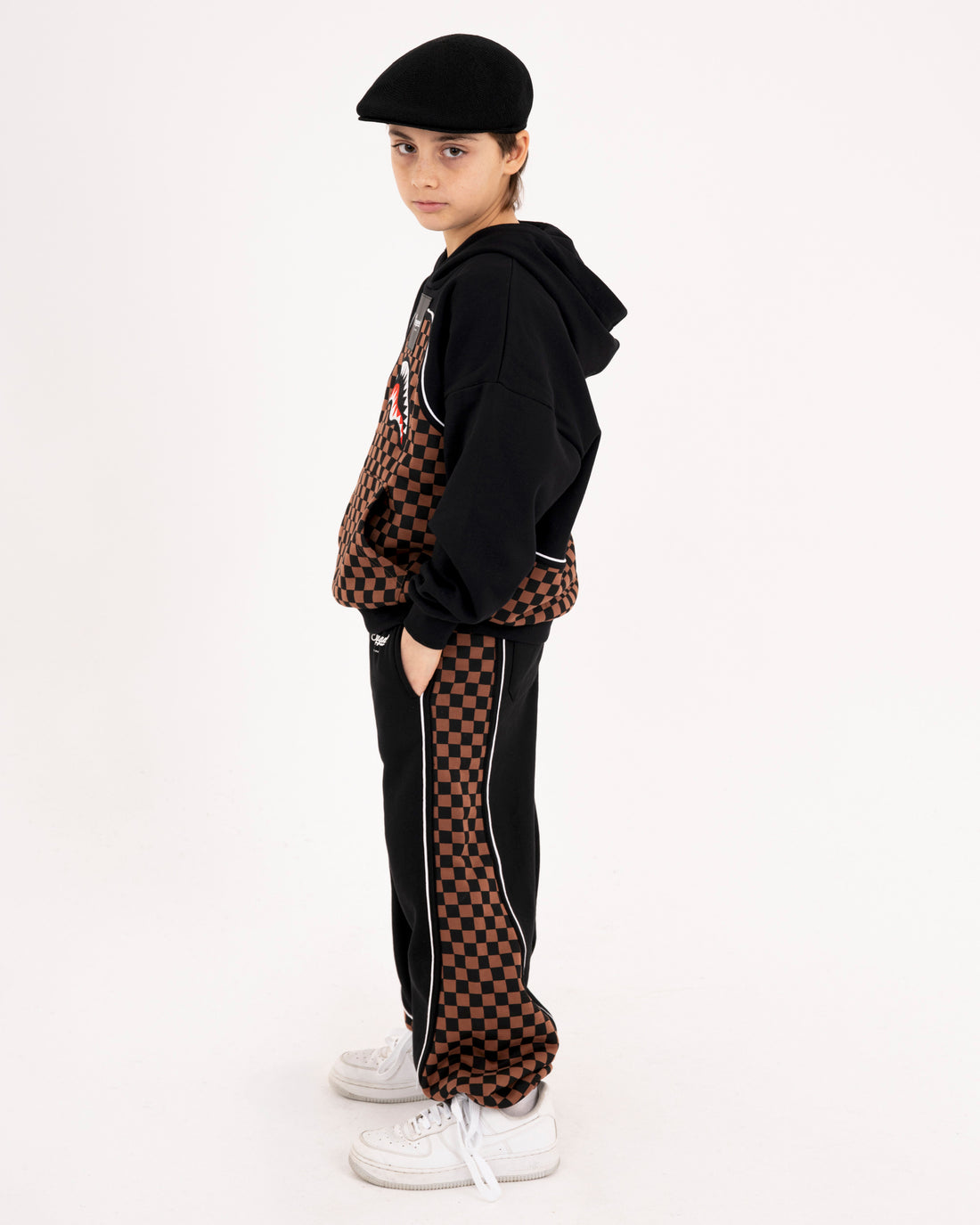 CHECKERED CONTRAST OVER PANTS