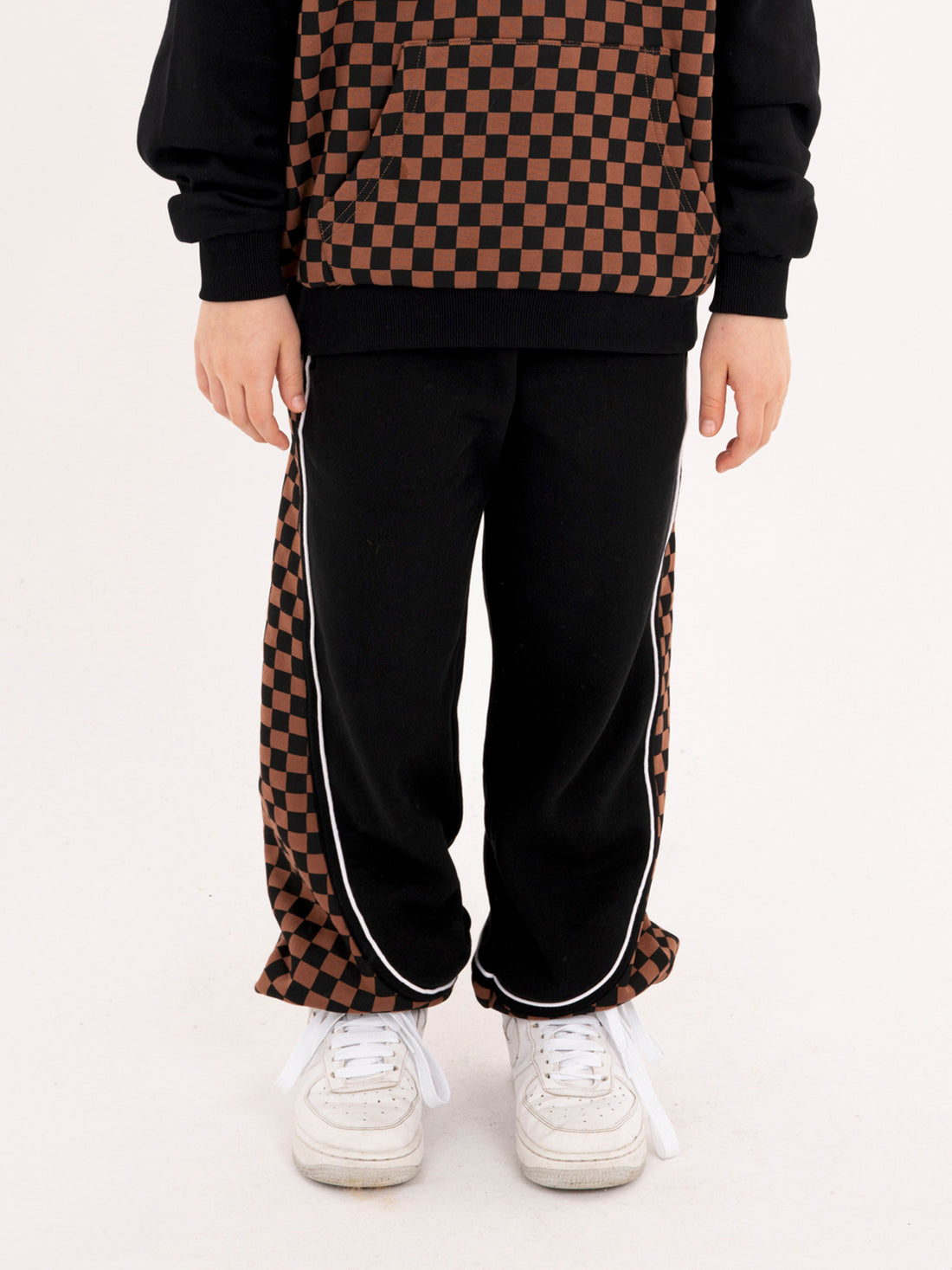 CHECKERED CONTRAST OVER PANTS
