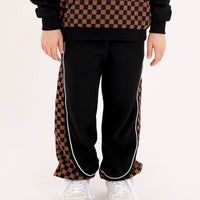 CHECKERED CONTRAST OVER PANTS