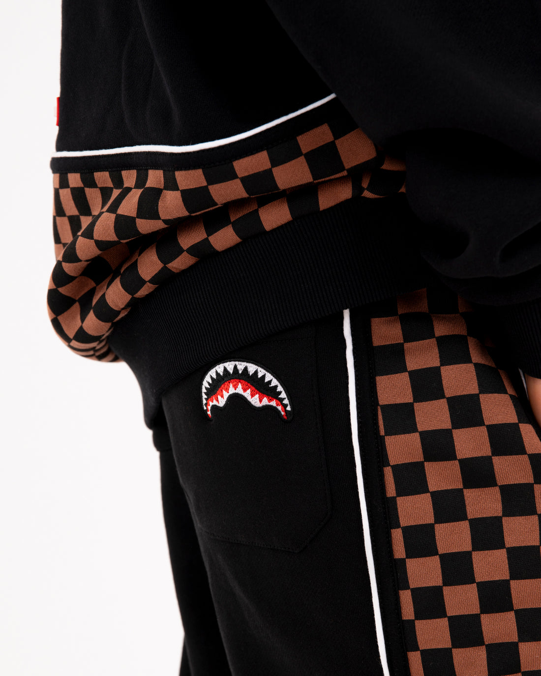 CHECKERED CONTRAST OVER PANTS