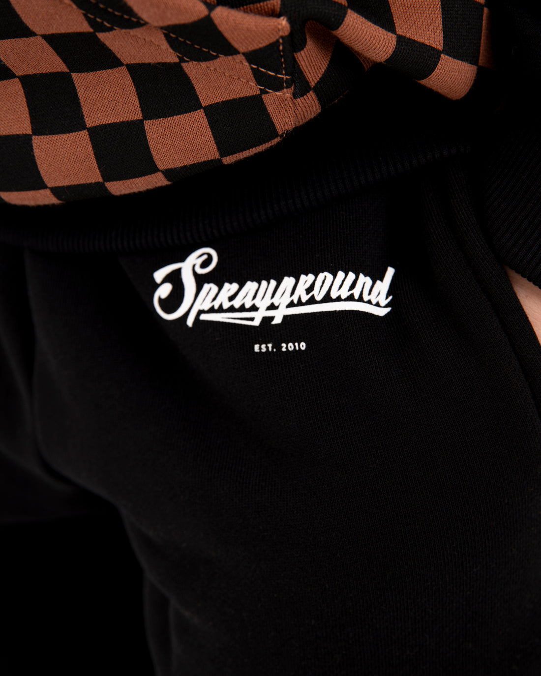 CHECKERED CONTRAST OVER PANTS