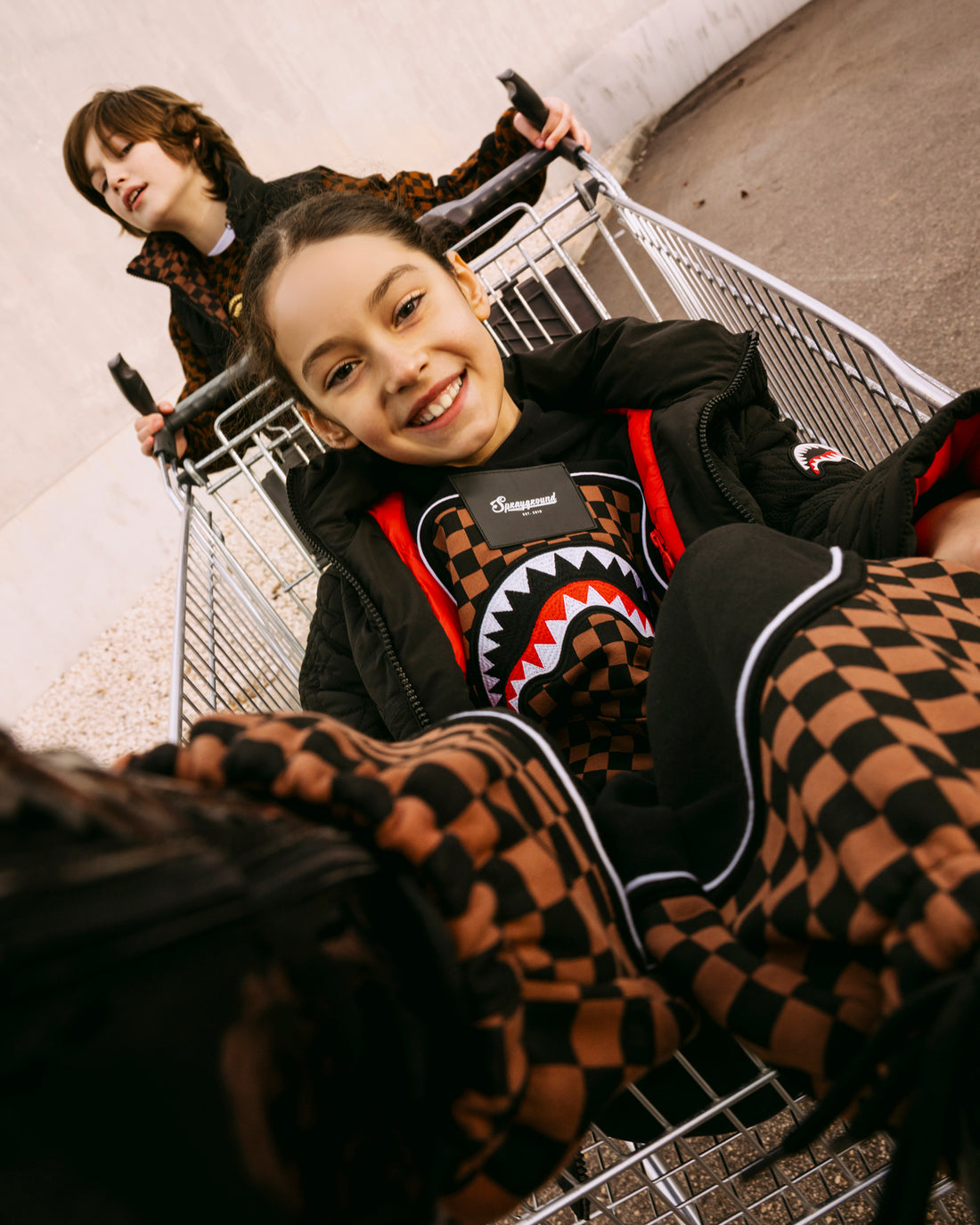 CHECKERED CONTRAST OVER PANTS